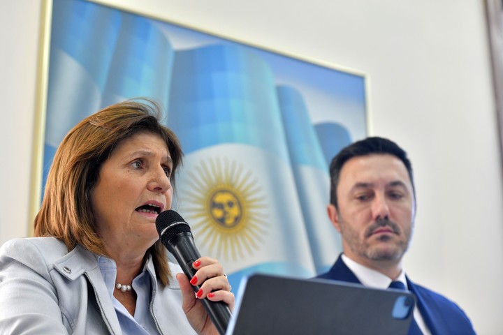 Patricia Bulrich, ministra de Seguridad, junto al ministro de defensa, Luis Petri. Foto: EFE