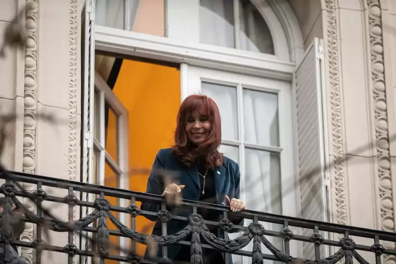 Cristina Kirchner se asoma al balc