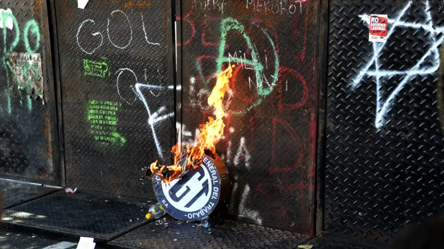 Incidentes frente al Congreso por la Reforma Laboral.