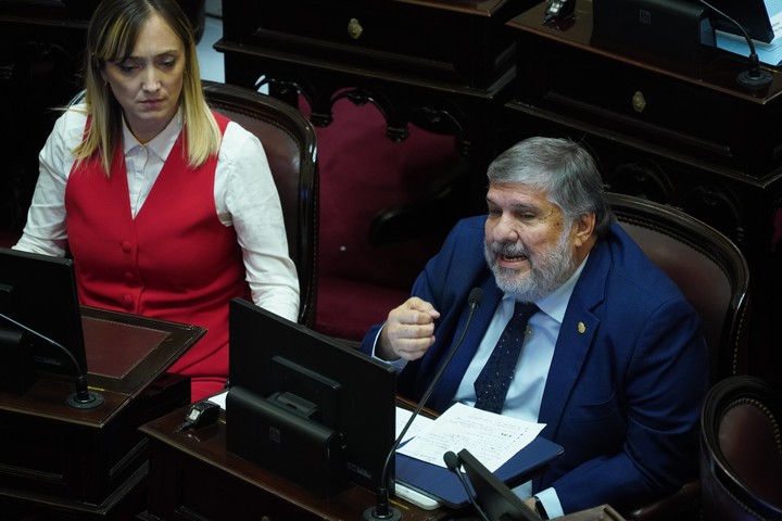 José Mayans y Anabel Fernández Sagasti, del peronismo, protagonizaron la última polémica de la sesión en el Senado. Foto Juano Tesone 
