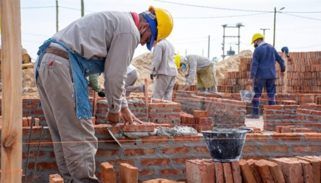 cuanto cobra un albañil en octubre paritarias uocra