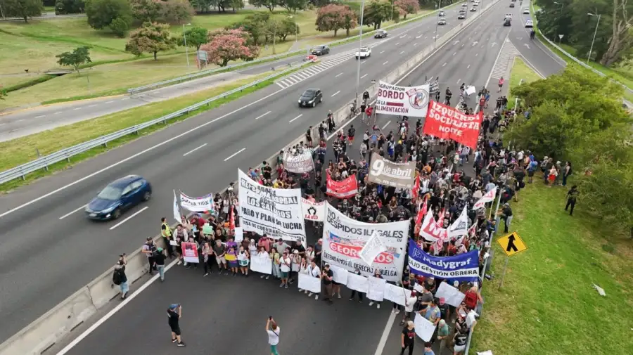 Trabajadores de Fate y sindicalistas cortaron la Autopista Panamericana.