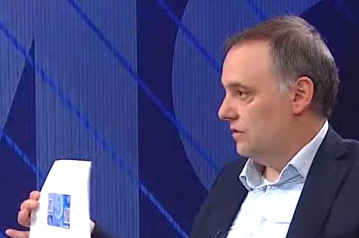 Adorni muestra un supuesto recibio de compra de criptos en La Nación+