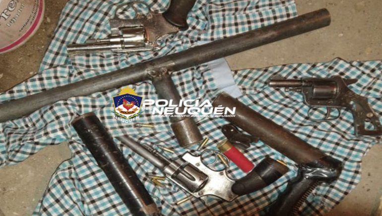 La Policía detuvo a los presuntos autores de la balacera contra una casa de la toma Ex Despo en la que un vecino resultó herido y, además, secuestró cuatro armas de fuego. La Policía detuvo a los presuntos autores de la balacera contra una casa de la toma Ex Despo en la que un vecino resultó herido y, además, secuestró cuatro armas de fuego.