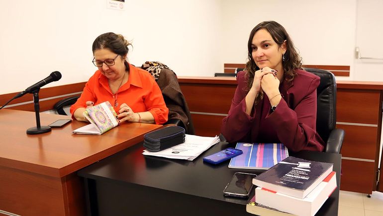 La defensa de la acusada se opuso a la formulación de cargos. 