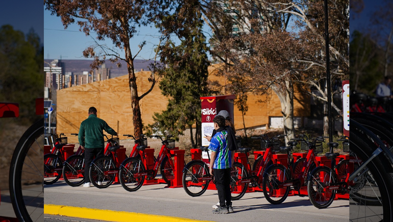 La bicicleta apareció abandonada en la zona de bardas sin las calcomanías y la batería. 