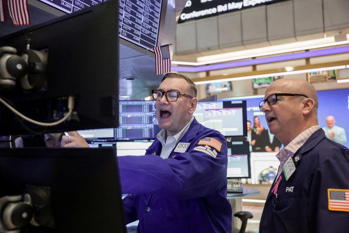 Los inversores extranjeros buscan las acciones locales con más volumen para poder entrar y salir fácilmente. Foto: Reuters