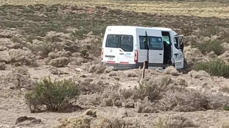 El conductor transitaba a 100 km/hora y la velocidad máxima de la zona es de 90 km/hora. El conductor transitaba a 100 km/hora y la velocidad máxima de la zona es de 90 km/hora.