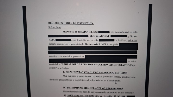 La hipoteca del departamento que el padre de Manuel Adorni tenía en La Plata.