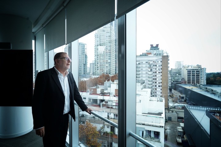 "Los argentinos llegamos muchas veces a un punto donde decimos “esto es blanco o negro” y pasan todo a dólares. Pero mi escenario base en 2027 no es de megavolatilidad".