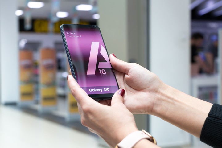 Las ventas de celulares durante el primer trimestre del año se focalizó en modelos económicos. /Shutterstock