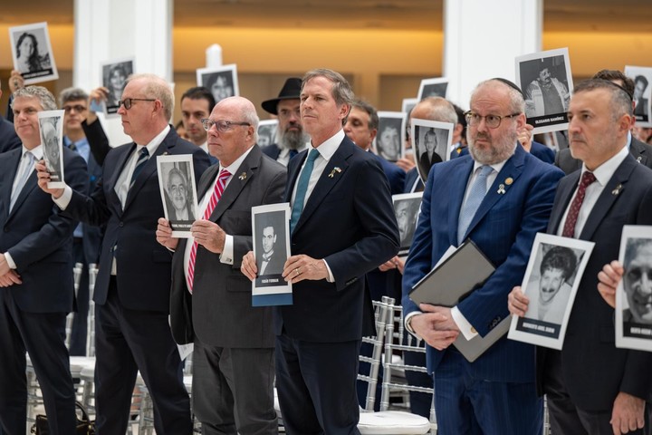 El embajador Alec Oxenford, autoridades de AMIA y funcionarios de EE.UU. en un acto por el aniversario del atentado contra AMIA en Washington.