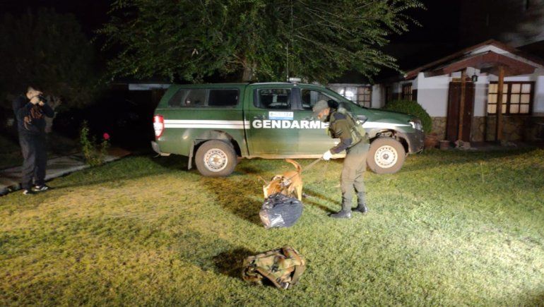 El hombre de Zapala atrapado con los ladrillos de marihuana fue interceptado por personal de Gendarmería. El hombre de Zapala atrapado con los ladrillos de marihuana fue interceptado por personal de Gendarmería.