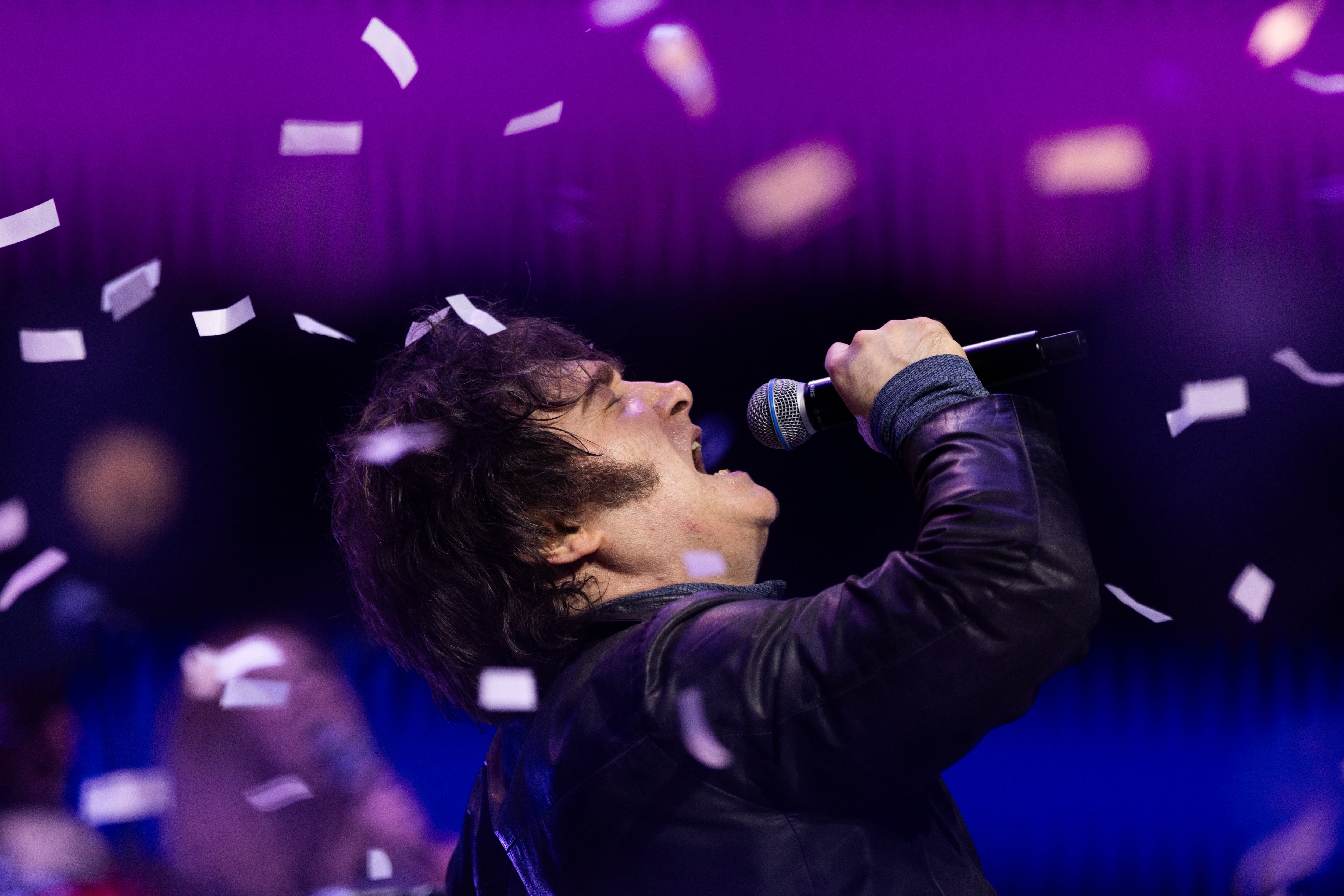 El Presidente Javier Milei le canta a sus militantes en el Movistar Arena. Bs. As., 6 de octubre de 2025.