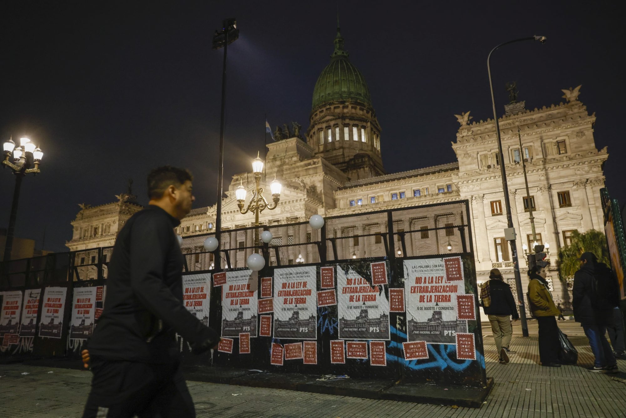 Las vallas instaladas frente al Congreso en la antesala de la sesión del Senado, con carteles sobre la ley de tierras que cayó