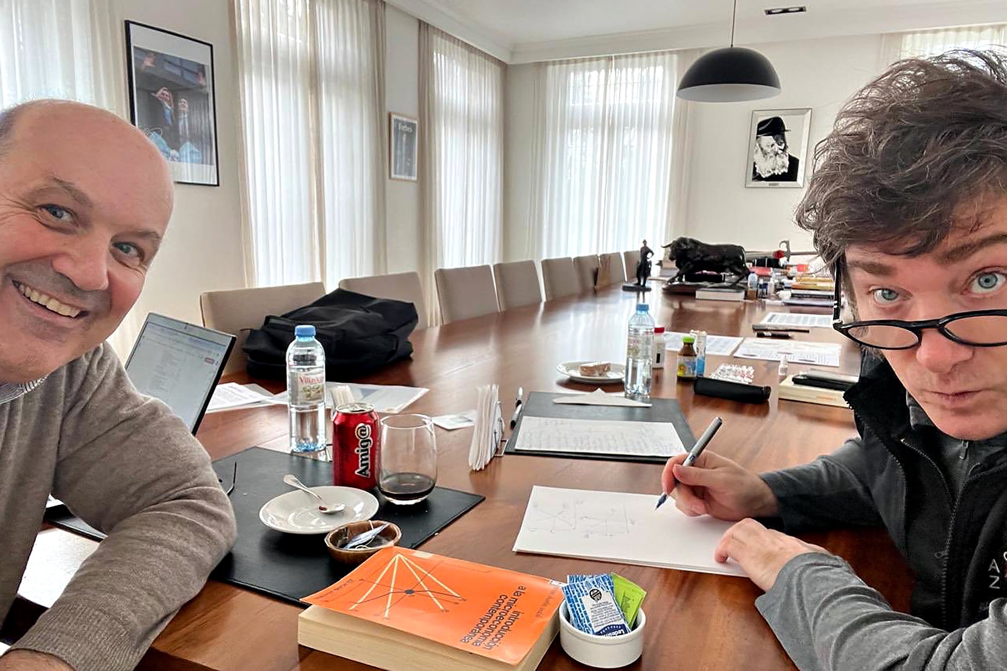 Federico Sturzenegger, ideólogo de la iniciativa, junto al presidente Javier Milei
