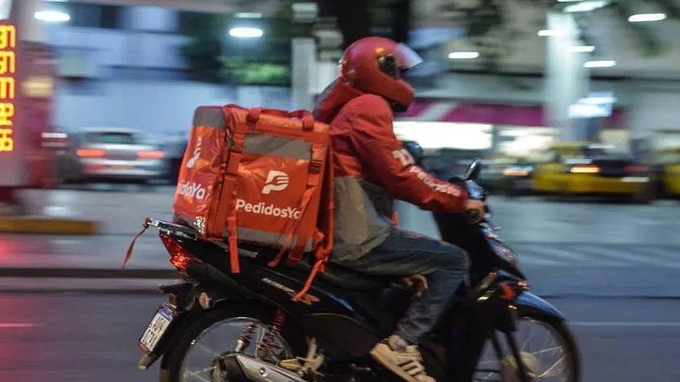 Aunque hubo avances en la regulación de las plataformas en América Latina, todavía persisten la "precarización, opacidad algorítmica y una débil protección laboral"