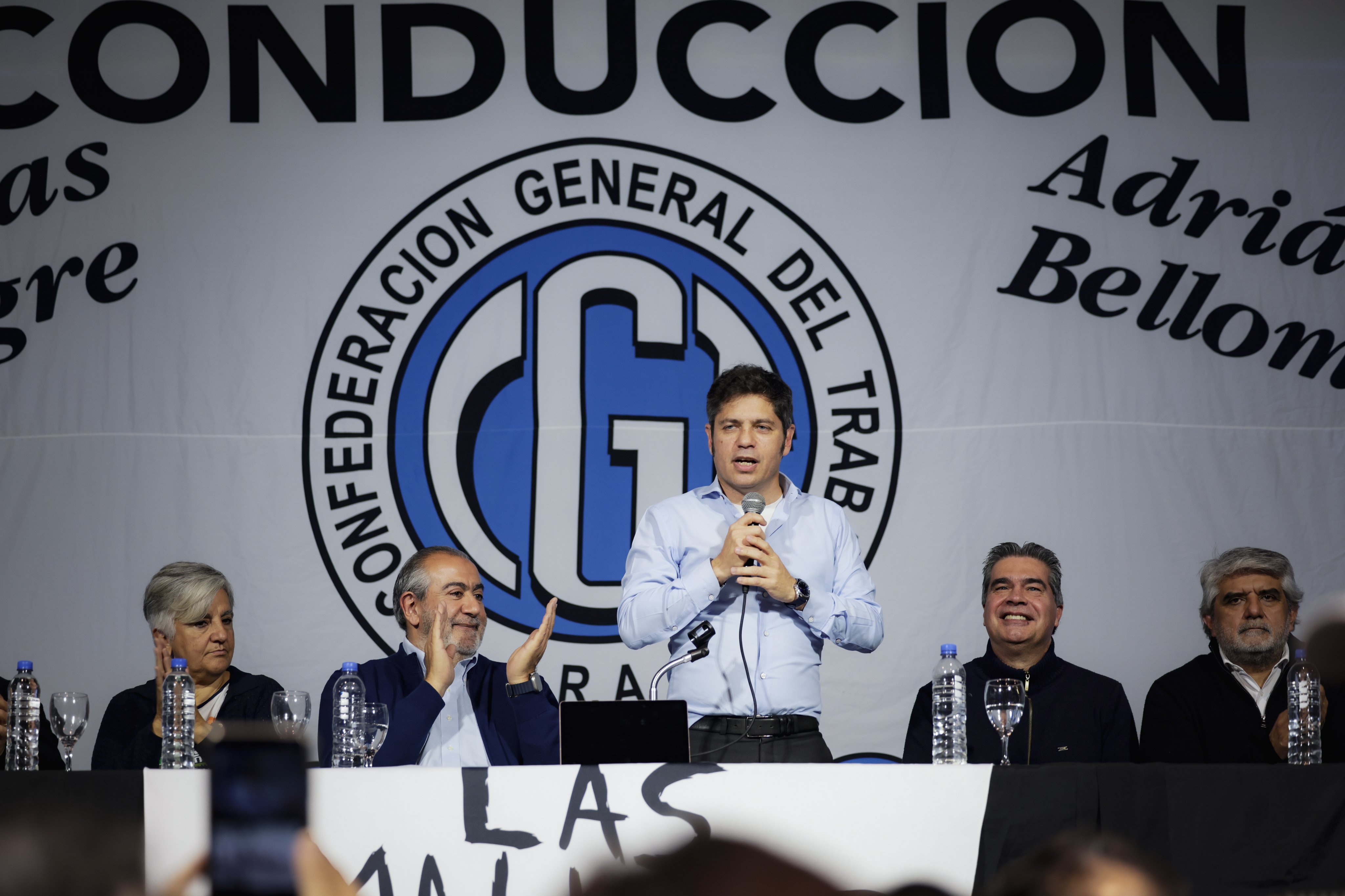 Vale recordar que José Garrido fue el legislador que ingresó a la Cámara de Diputados de la Nación para habilitarle a la gestión libertaria iniciar el debate y la aprobación de la Reforma Laboral. De hecho fue el diputado 129 que el oficialismo necesitaba para que haya quorum.
«Se vota con la mano y se vota con el culo, sentándose para dar quorum. Eso es lo que hizo Garrido que nos traicionó. No nos vamos a olvidar. Si él no bajaba mandado por Vidal hoy no teníamos Reforma Laboral«, expresó otro dirigente de Azopardo.
Garrido es diputado nacional por la provincia de Santa Cruz. Responde a Vidal el gobernador con el que se acaba de reunir Daer y cuya traición es, quizás, la más fuerte para la CGT y para el movimiento obrero por su pertenencia.