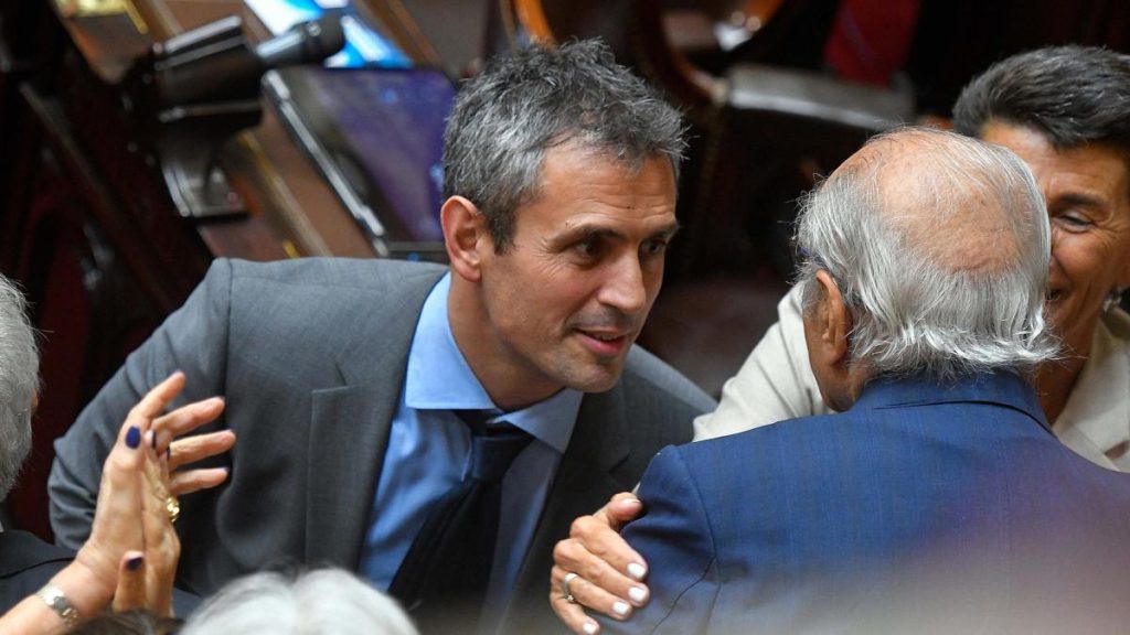 El socio de Menem negó dijo que "trabajó", pero la primera factura de su compañía fue a OSPRERA, se llevó casi $270 millones y compró un BMW y un Mercedes Benz