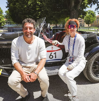 Con su hermano Juan en las Mille Miglia italianas