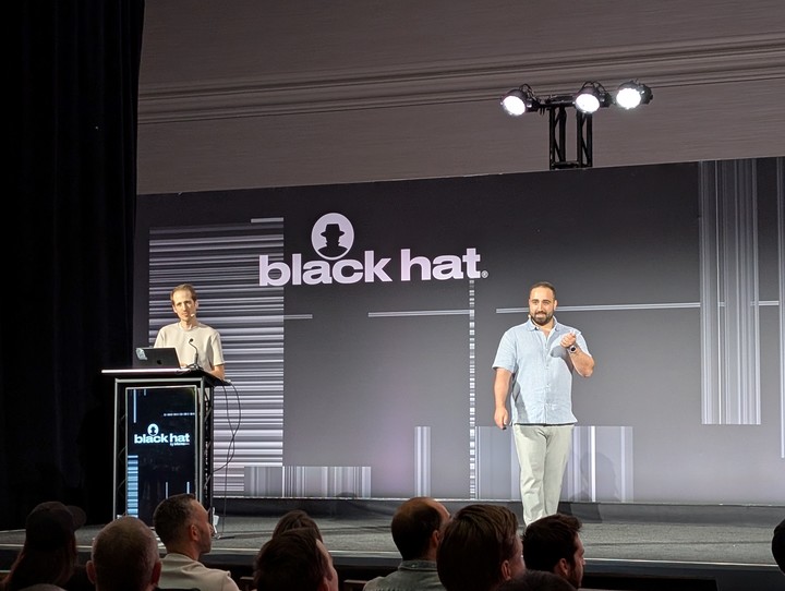 Michael Bargury, CTO, y Stav Cohen, líder de investigación en Zenity, en su charla en Black Hat USA 2026. Foto: Juan Brodersen