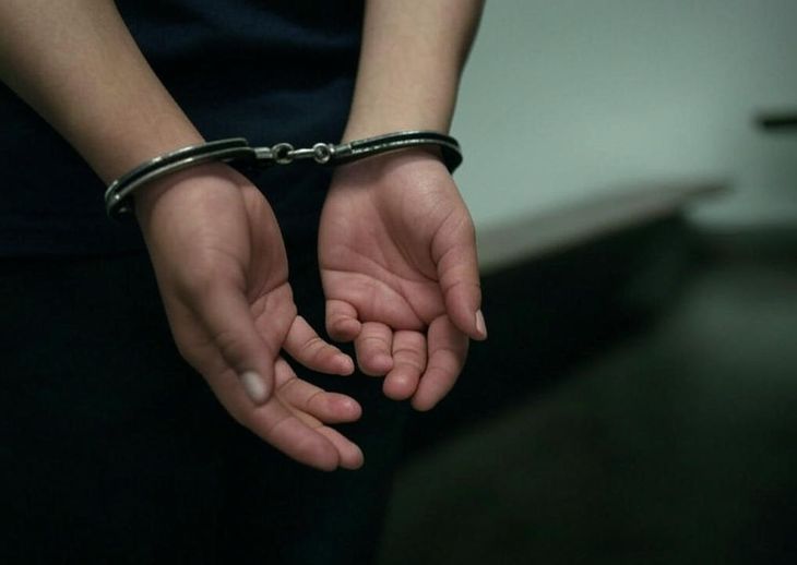 Los adolescentes privados de su libertad deberán permanecer en establecimientos diferenciados de los adultos. Los adolescentes privados de su libertad deberán permanecer en establecimientos diferenciados de los adultos.