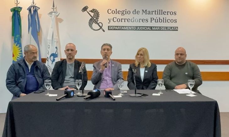Guillermo Rossi, titular del Colegio de Martilleros de Mar del Plata habla al público, a su lado lo acompañan el presidente del Ente Municipal de Turismo y Cultura, Diego Juárez, el representante del Colegio ante el Emturyc, Alejandro Acámpora, la vicepresidenta del Colegio, Verónica Berasueta y el delegado de Mar Chiquita, Alejandro Beekman Guillermo Rossi, titular del Colegio de Martilleros de Mar del Plata habla al público, a su lado lo acompañan el presidente del Ente Municipal de Turismo y Cultura, Diego Juárez, el representante del Colegio ante el Emturyc, Alejandro Acámpora, la vicepresidenta del Colegio, Verónica Berasueta y el delegado de Mar Chiquita, Alejandro Beekman