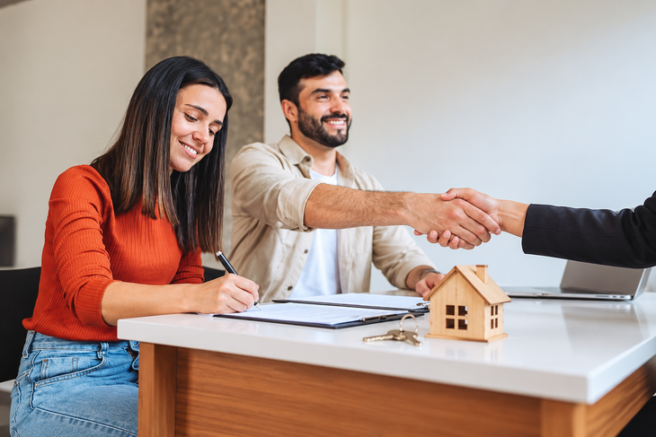 La pareja concreta la firma de la documentación para acceder a su vivienda mediante un crédito hipotecario. Hay varias cuestiones a tener presente antes de llegar a esta instancia La pareja concreta la firma de la documentación para acceder a su vivienda mediante un crédito hipotecario. Hay varias cuestiones a tener presente antes de llegar a esta instancia