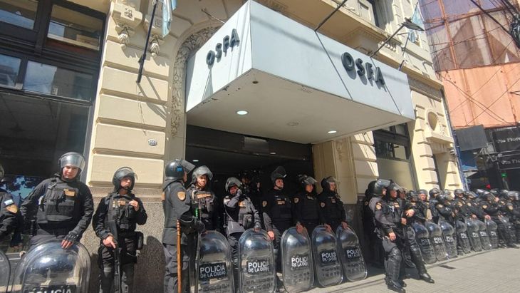 La semana pasada, empleados de la exIOSFA realizaron un reclamo frente a las oficinas de la obra social.&nbsp;
