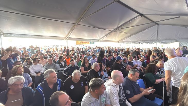 El MDF se reúne a la espera del discurso del gobernador, estipulado para las 15 de este sábado.