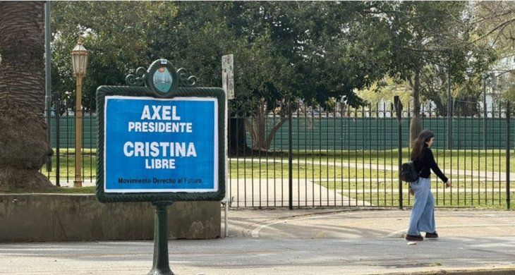 Los carteles que aparecieron este viernes.