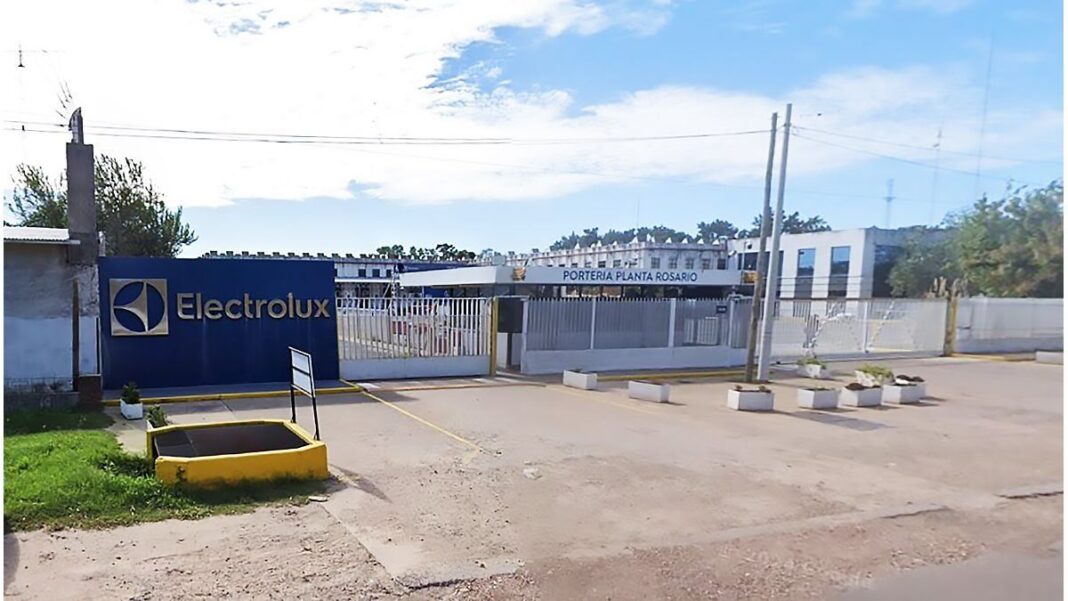 Electrolux cierra su planta en Rosario, despedirá a sus últimos 100 empleados y empezará a importar todos sus productos