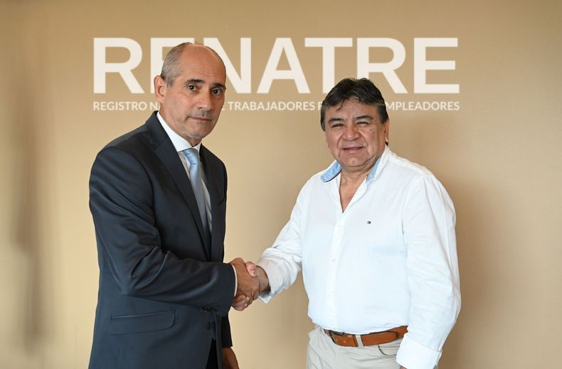 Javier Milei le apunta a José Voytenco en medio de la interna gremial de  trabajadores rurales