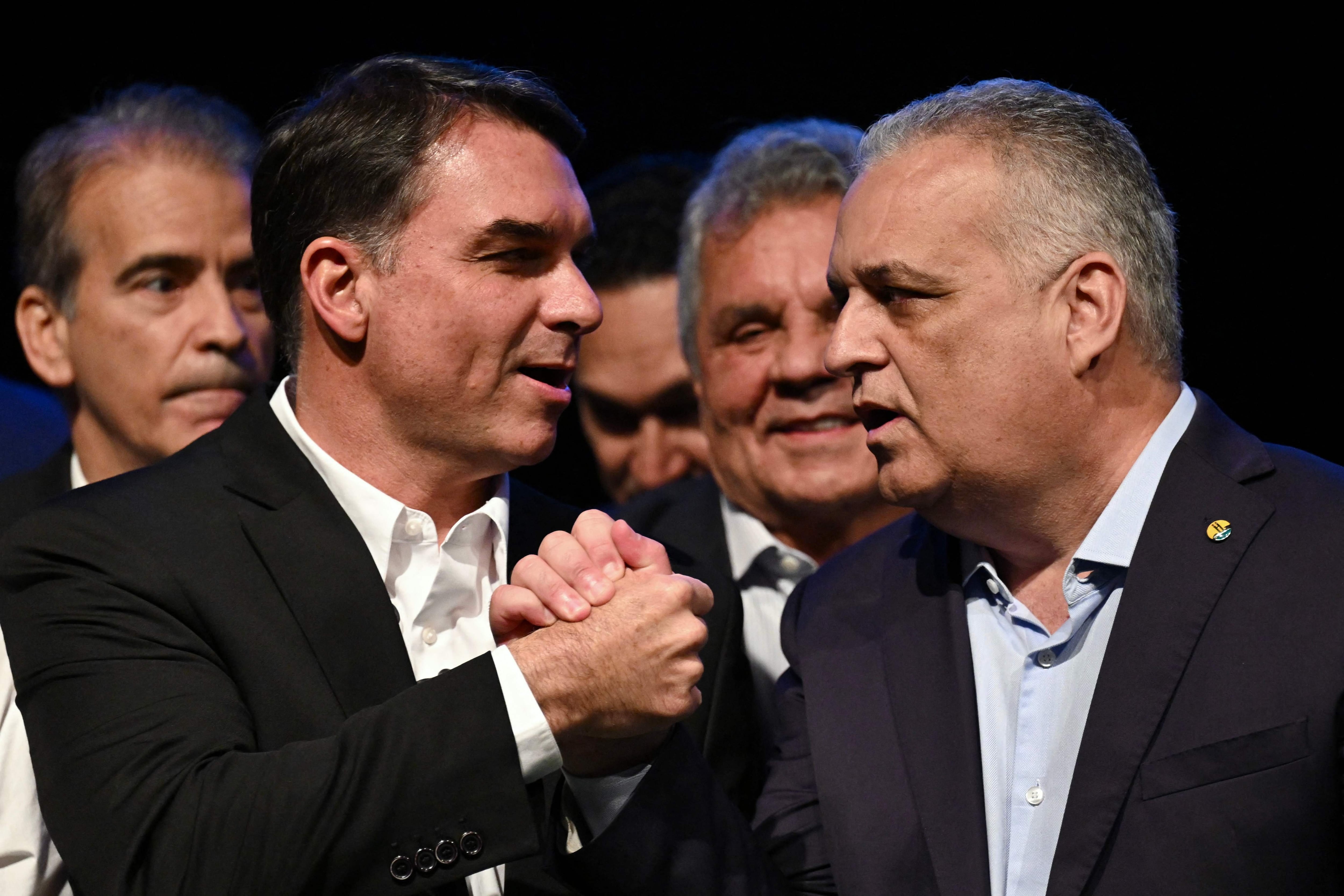 Flávio Bolsonaro con su candidato a vicepresidente (Photo by Evaristo Sa / AFP)
