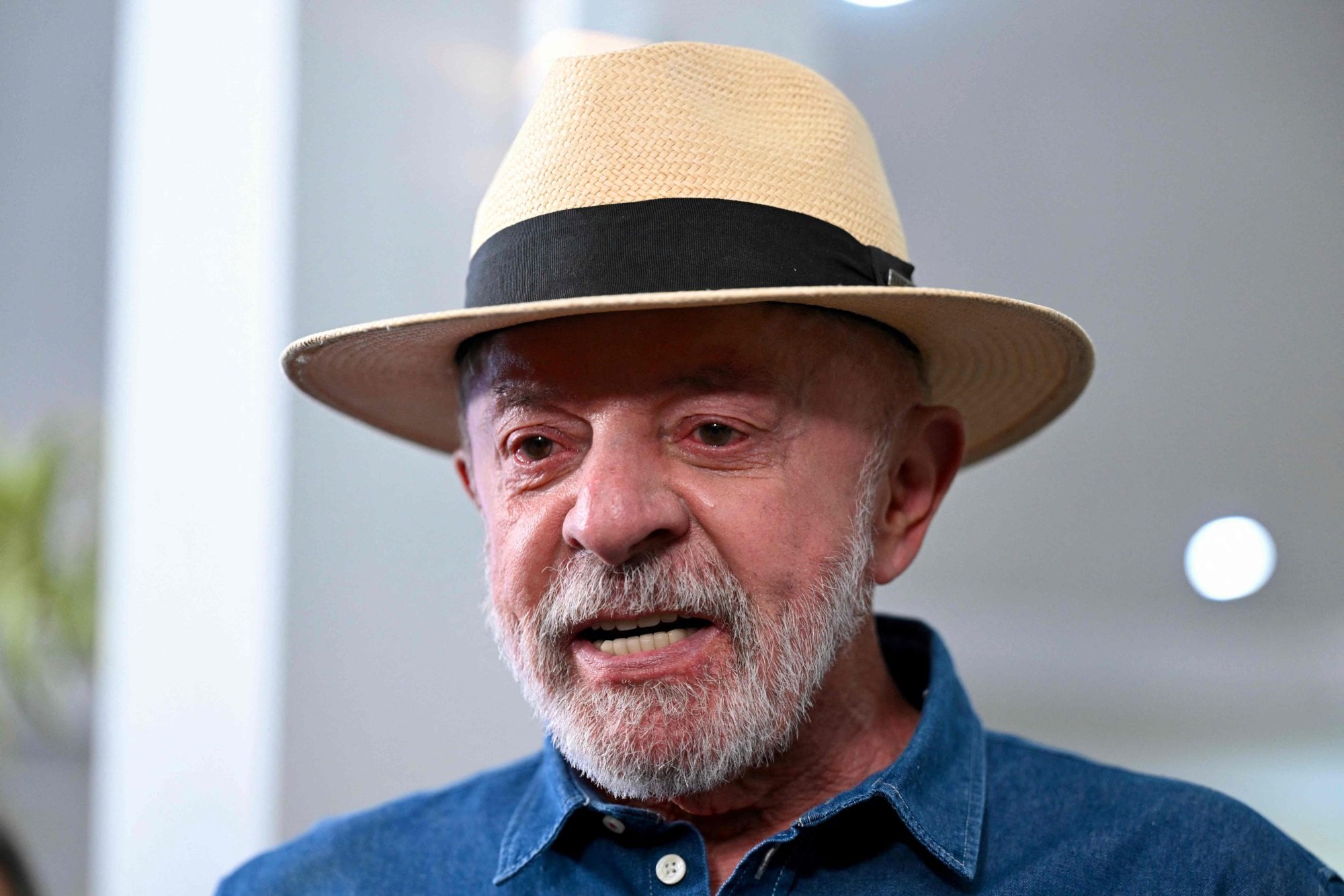 Lula da Silva es aventajado por Flávio Bolsonaro con el 47% de los votos escrutados (Photo by Evaristo Sa / AFP)