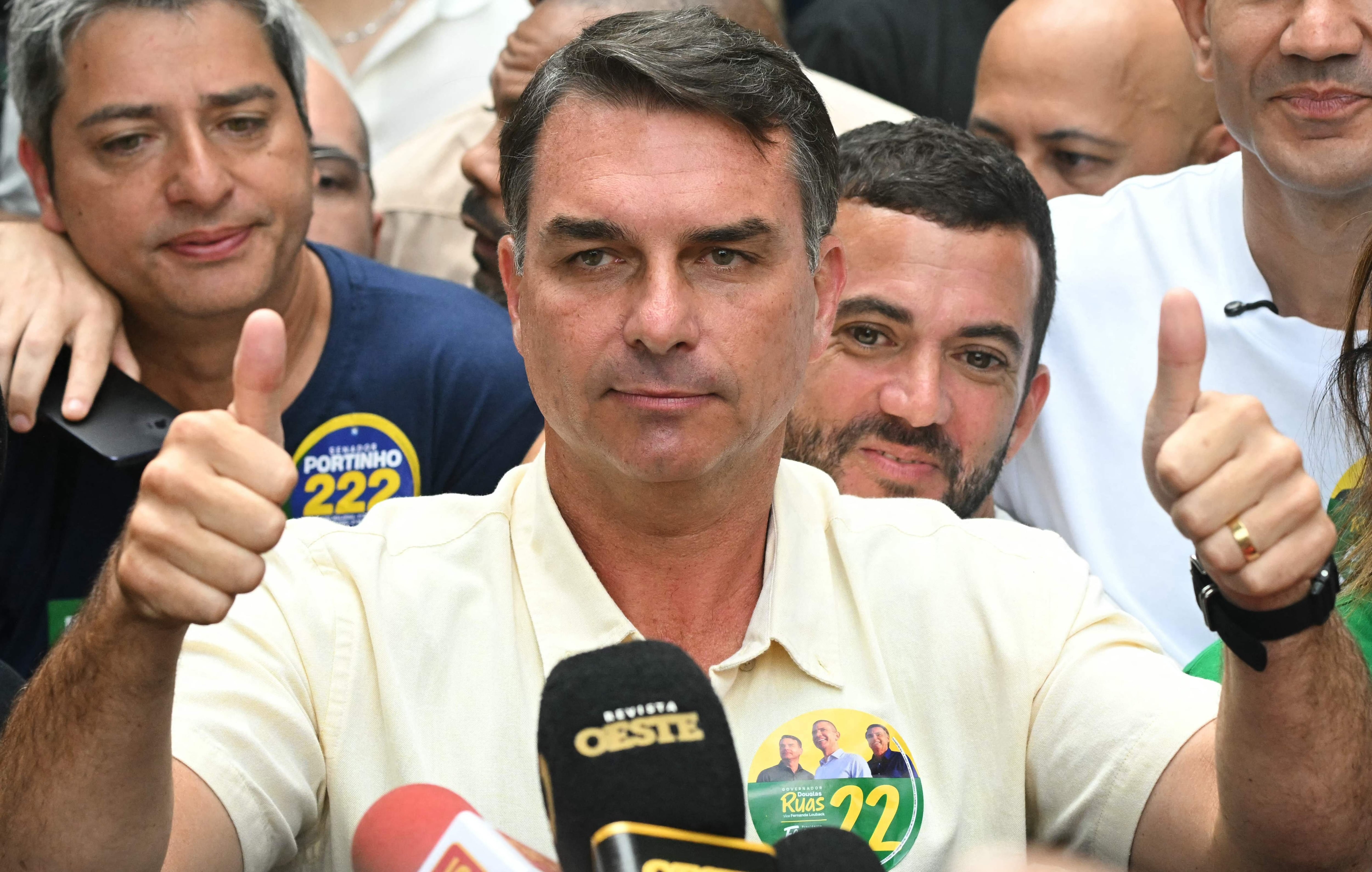 Flavio Bolsonaro aventaja a Lula en Minas Gerais (Photo by MAURO PIMENTEL / AFP)