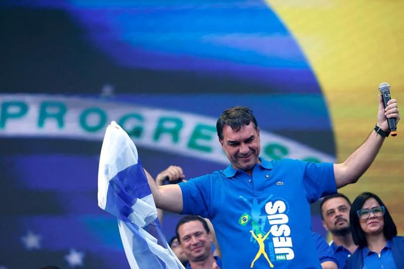 Flávio Bolsonaro aventaja a Lula da Silva en el primer conteo de votos
