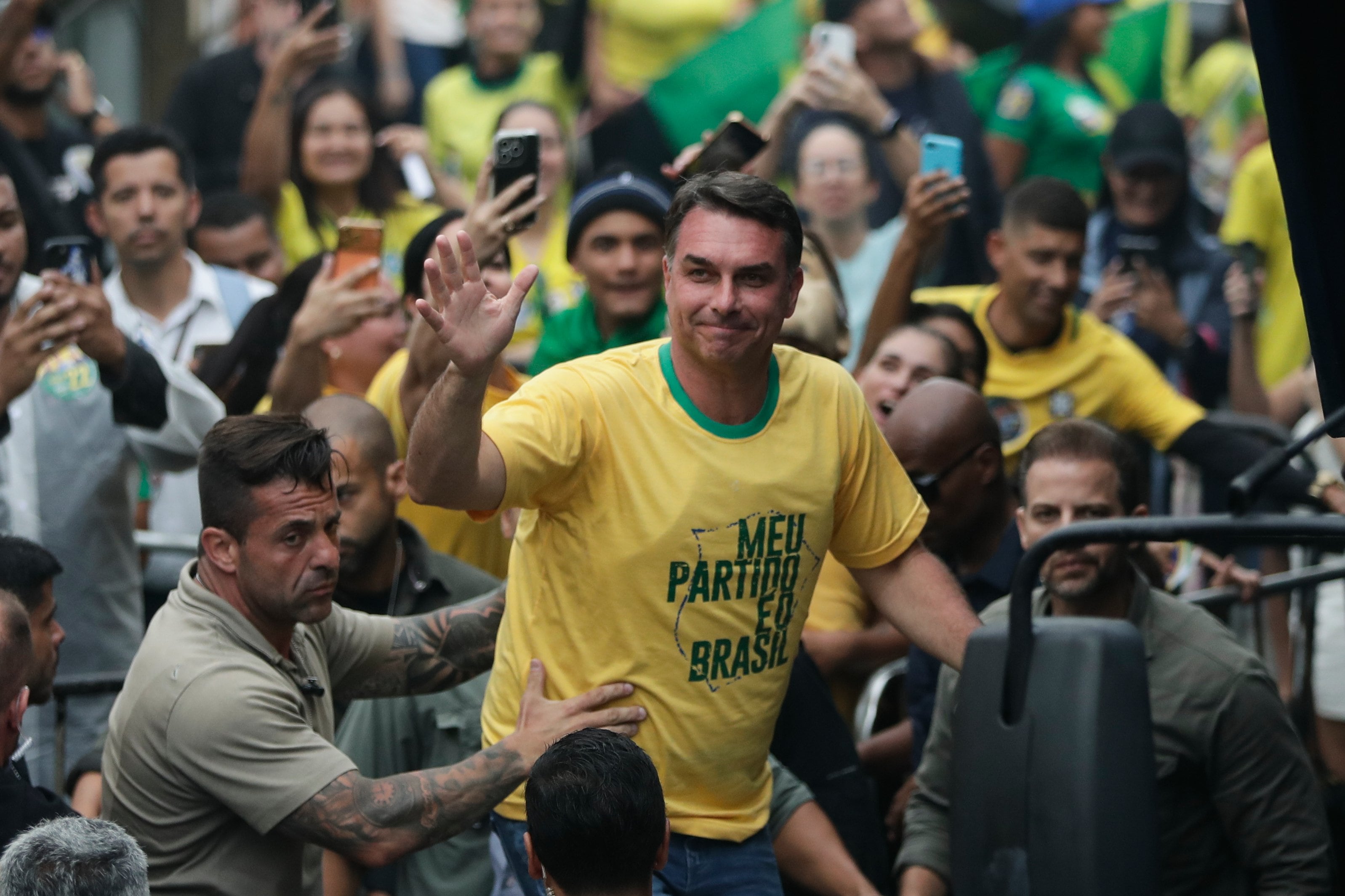 Flávio Bolsonaro aguarda los resultados en Brasilia (AP Photo/Bruna Prado)