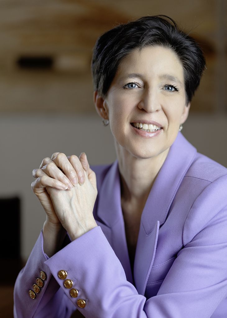 Susan Athey, está de moda (sabe) y resulta políticamente correcta.