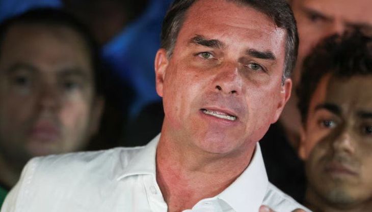 Fl&aacute;vio Bolsonaro neg&oacute; que tuviera intenciones de abandonar Brasil y cuestion&oacute; la decisi&oacute;n judicial.