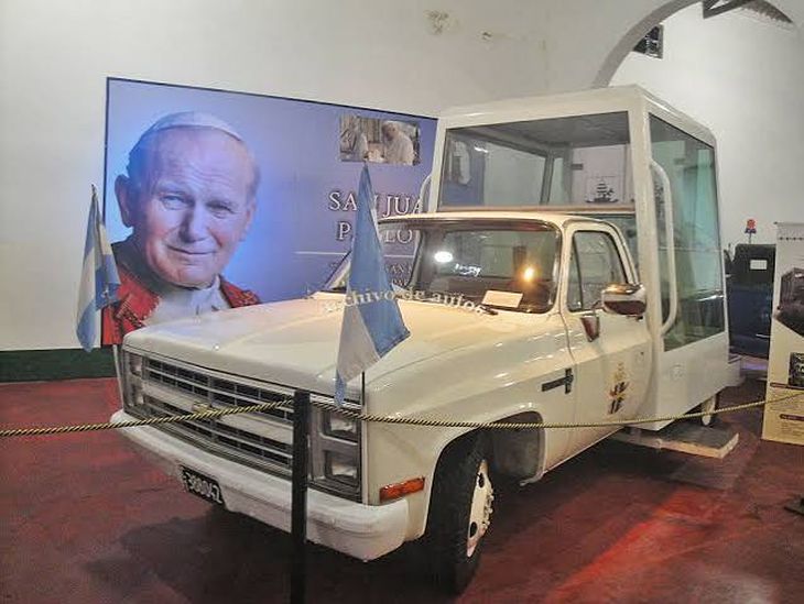 El otro Papamóvil adaptado por SEVEL sobre una Chevrolet C-10. El otro Papamóvil adaptado por SEVEL sobre una Chevrolet C-10.