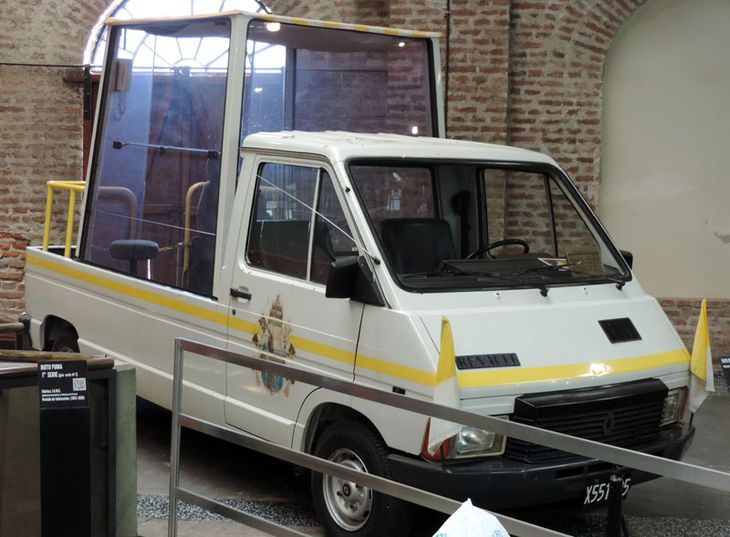 La Renault Trafic adaptada para la visita de Juan Pablo II a la Argentina.