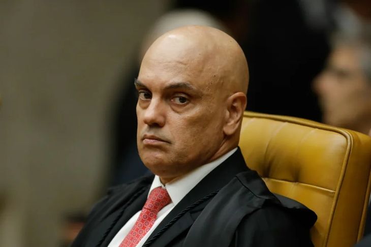 Alexandre de Moraes orden&oacute; cancelar los pasaportes ordinario y diplom&aacute;tico de Fl&aacute;vio Bolsonaro.