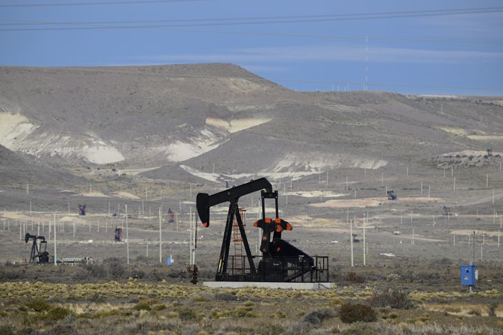 El crecimiento se proyecta entre 2% y 3% anual, impulsado por el agro, petróleo y minería, mientras los salarios reales se estancan y el desempleo aumenta. El crecimiento se proyecta entre 2% y 3% anual, impulsado por el agro, petróleo y minería, mientras los salarios reales se estancan y el desempleo aumenta.
