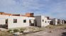 La vivienda sorprende por dos acres con lago, pileta y decoración de estilo georgiana. 